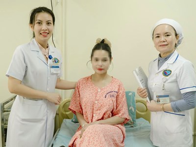 Chủ quan với đau bụng, phát hiện khối u buồng trứng kích thước lớn