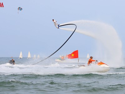 Mãn nhãn màn trình diễn flyboard trên biển Đà Nẵng