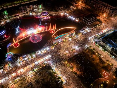 Từ sức nóng của show nhạc nước vạn người đến “cú hích” lộ diện 5 tòa tháp biểu tượng tại Regal Legend