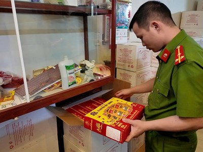 Phát hiện gần 11.000 hũ yến sào giả trước khi tung ra thị trường