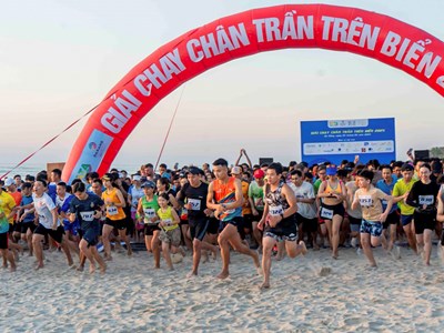 Chạy chân trần trên cát, đón bình minh giữa biển Đà Nẵng