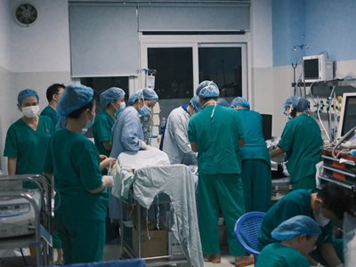 Cứu sống bé gái 10 tuổi bị viêm cơ tim tối cấp bằng kỹ thuật ECMO