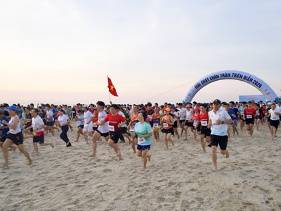 Hàng nghìn người chạy chân trần đón bình minh trên biển Đà Nẵng