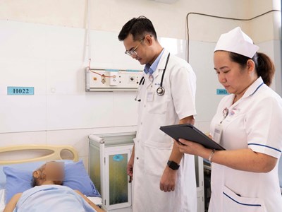 Cụ ông 98 tuổi hồi phục sau khi bị ong vò vẽ đốt gần 80 nốt