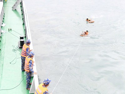 Cứu sống nạn nhân thứ hai trong vụ 4 người bị sóng cuốn tại Mũi Nghê