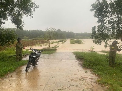 Mưa dông bao phủ nhiều khu vực miền Trung, cảnh báo lốc và gió giật