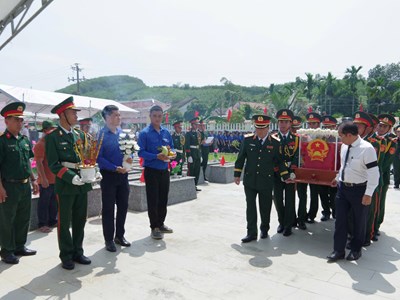 Truy điệu, an táng liệt sĩ tập thể tại xã Hiệp Đức
