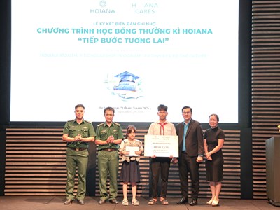 Hoiana trao học bổng thường kỳ, tiếp sức học sinh khó khăn đến trường