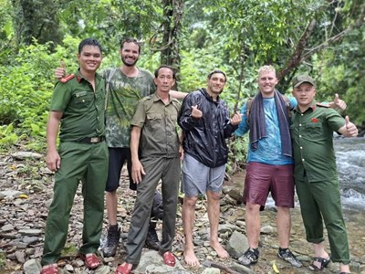 Kịp thời cứu hộ 2 du khách nước ngoài đi lạc tại suối Hang Gió