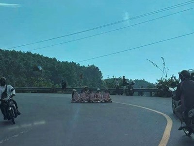 Xác minh hình ảnh nhóm phụ nữ ngồi giữa đường đèo Hải Vân chụp ảnh
