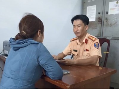 Dùng điện thoại khi lái ô tô, nữ tài xế bị phạt 5 triệu đồng
