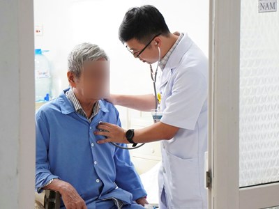 Phẫu thuật thành công khối u phổi nặng gần 1,5kg chèn ép tim và mạch máu lớn
