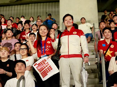 Hơn 5000 cổ động viên Việt Nam tại Osaka đội mưa cổ vũ CLB Công an Hà Nội