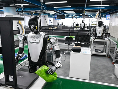  Huấn luyện viên robot gấp quần áo, rửa bát kiếm tới 900 USD/tháng ở Trung Quốc