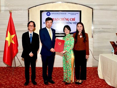 Trao chứng chỉ Kỳ thi đánh giá năng lực tiếng Việt trên máy tính tại Nhật Bản