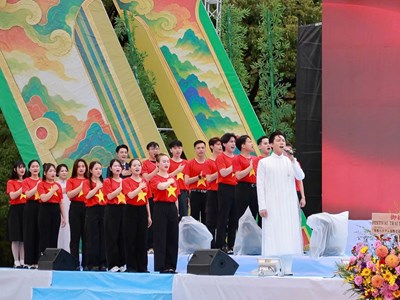 Ca sĩ Anh Tú biểu diễn tại Festival Trái Tim Việt Nam 2026 ở Nhật Bản