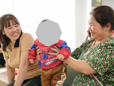 Mẹ chồng 15 năm đồng hành cùng con dâu sinh cháu khoẻ mạnh