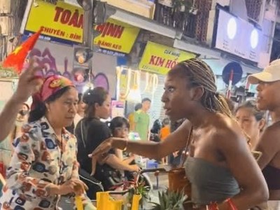 Chưa xác định được danh tính người phụ nữ bán cho khách nước ngoài 500k/3 quả dứa