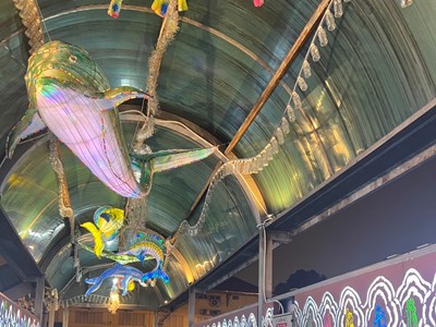 Cầu đi bộ phố Trần Nhật Duật sôi động hơn nhờ các tác phẩm sắp đặt