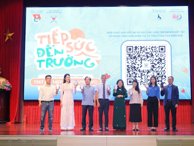 Tiếp sức đến trường cho trẻ khuyết tật vùng biên giới