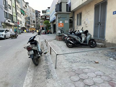 Muôn vẻ rào chắn trên vỉa hè