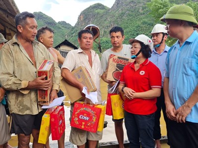 Cứu trợ 380 gia đình bị thiệt hại do mưa lũ tại tỉnh Sơn La và Điện Biên