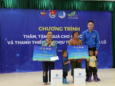 Đoàn Thanh niên tặng quà người dân vùng lũ tỉnh Sơn La