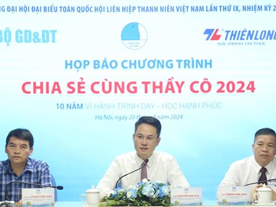  Tuyên dương chiến sĩ bộ đội biên phòng trong công tác xóa mù chữ cho bà con