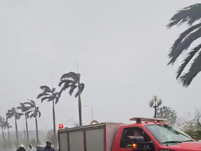 Hà Nội: Xe PCCC “dìu”người dân qua cầu