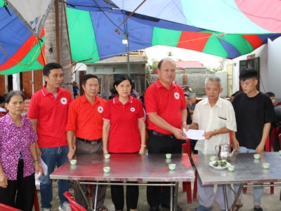 Cứu trợ khẩn cấp các gia đình bị thiệt hại do bão số 3