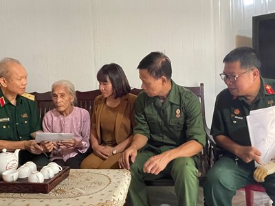 Tặng quà thân nhân gia đình liệt sĩ bị ảnh hưởng bởi bão lũ