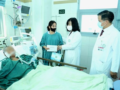 Động viên bệnh nhi là nạn nhân do sạt lở tại Làng Nủ