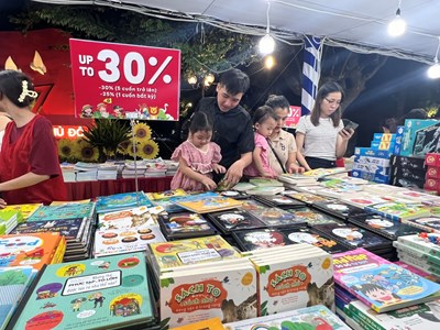 Hội sách Hà Nội – 2024 tặng 16.000 cuốn sách, vật phẩm cho các huyện bị ảnh hưởng bởi bão số 3