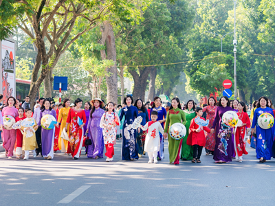 Hơn 1.000 phụ nữ Thủ đô duyên dáng trong màn đồng diễn dân vũ và Carnaval Áo dài năm 2024