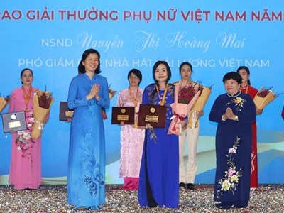 Tập thể nữ Viện Văn hoá nghệ thuật Quốc gia VN và  Phó Giám đốc Nhà hát Cải lương Việt Nam được trao giải thưởng Phụ nữ VN 2024