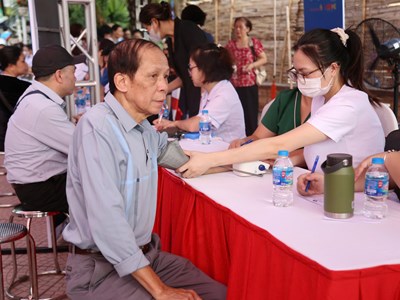 Hơn 20.000 thầy thuốc trẻ tình nguyện khám sàng lọc bệnh cho người dân