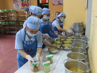 Tầm quan trọng của kiểm thực 3 bước và lưu mẫu thức ăn