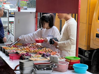 Cần sự phối hợp để đảm bảo an toàn thực phẩm tại các hàng, quán quanh trường học