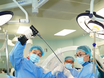 Cầu thủ Xuân Son đã tỉnh lại sau ca mổ và cử động nhẹ bàn chân