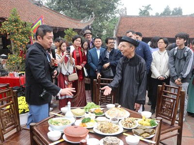 Các Đại sứ trải nghiệm Tết truyền thống tại làng cổ Đường Lâm