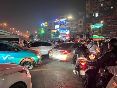 Ùn tắc giao thông sau phân luồng mới tại ngã tư Nguyễn Trãi – Khuất Duy Tiến tận nửa đêm