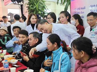 Bữa cơm tất niên của người bệnh ung thư và những chuyến xe yêu thương Xuân Ất Tỵ