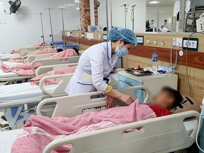 Tích cực cấp cứu cho 32 bệnh nhi ngộ độc thuốc diệt chuột