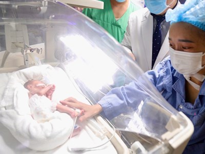 Bác sĩ hai bệnh viện quyết tâm giữ con, cứu sản phụ ung thư