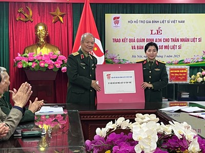 Giao kết quả giám định gen cho 3 gia đình liệt sĩ