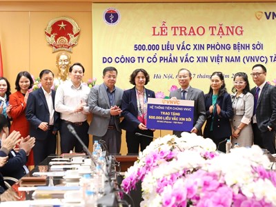 VNVC trao tặng 500.000 liều vắcxin phòng bệnh sởi, ngăn ngừa dịch bùng phát