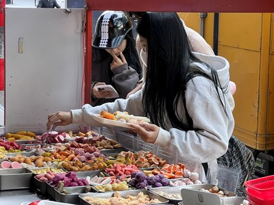 Đề nghị Hà Nội kiểm tra việc tuân thủ quy định an toàn thực phẩm với các loại thịt nướng, xiên que