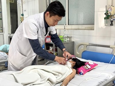 Bị chó nhà cắn vào cổ, bé gái thủng thực quản