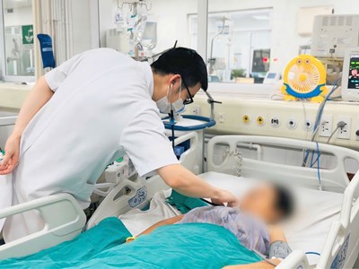 Biến chứng nặng vì tiêm khớp không đảm bảo vô trùng