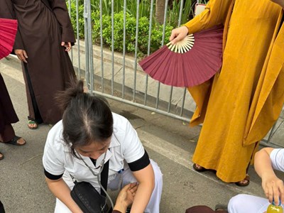 Hà Nội: Gần 100 người được sơ cấp cứu khi chờ đợi chiêm bái xá lợi Phật
